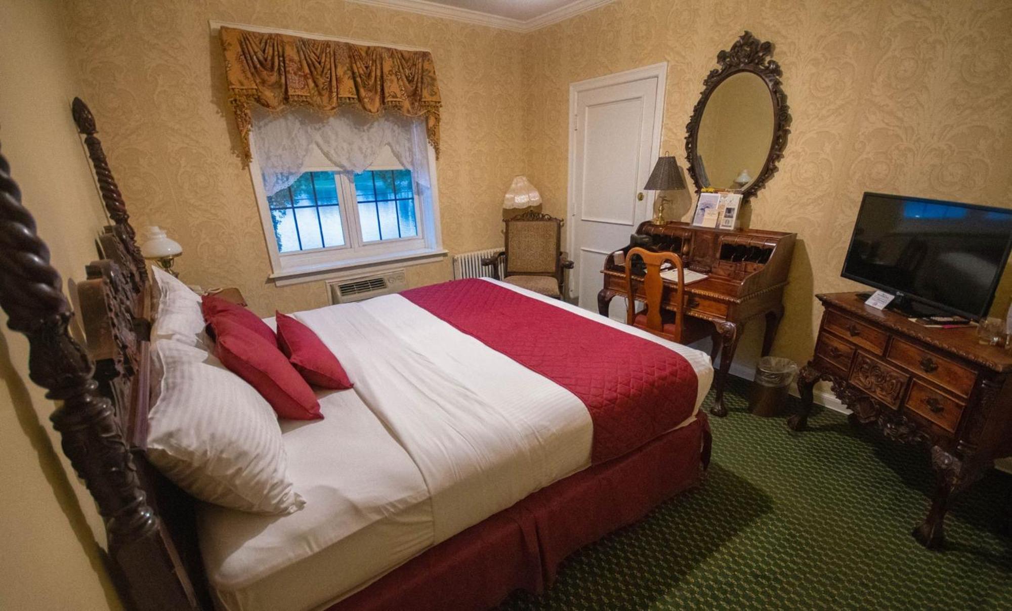 Queen Room,1599652811:JPEG